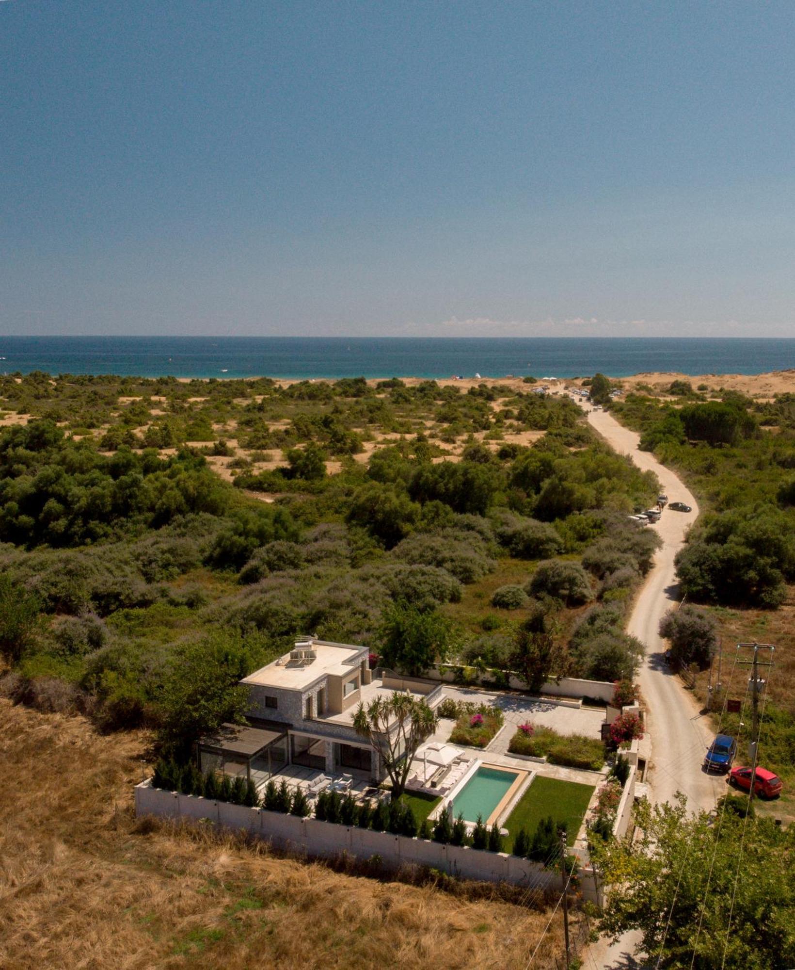 Villa Flamingo - 4 Bedrooms - Private Pool - Next To Renowned Issos Beach & Lake Korission Linia ภายนอก รูปภาพ